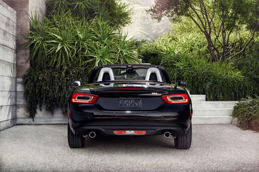  Fiat 124 Spider 2016 года  (US) (фото 18 из 36)
